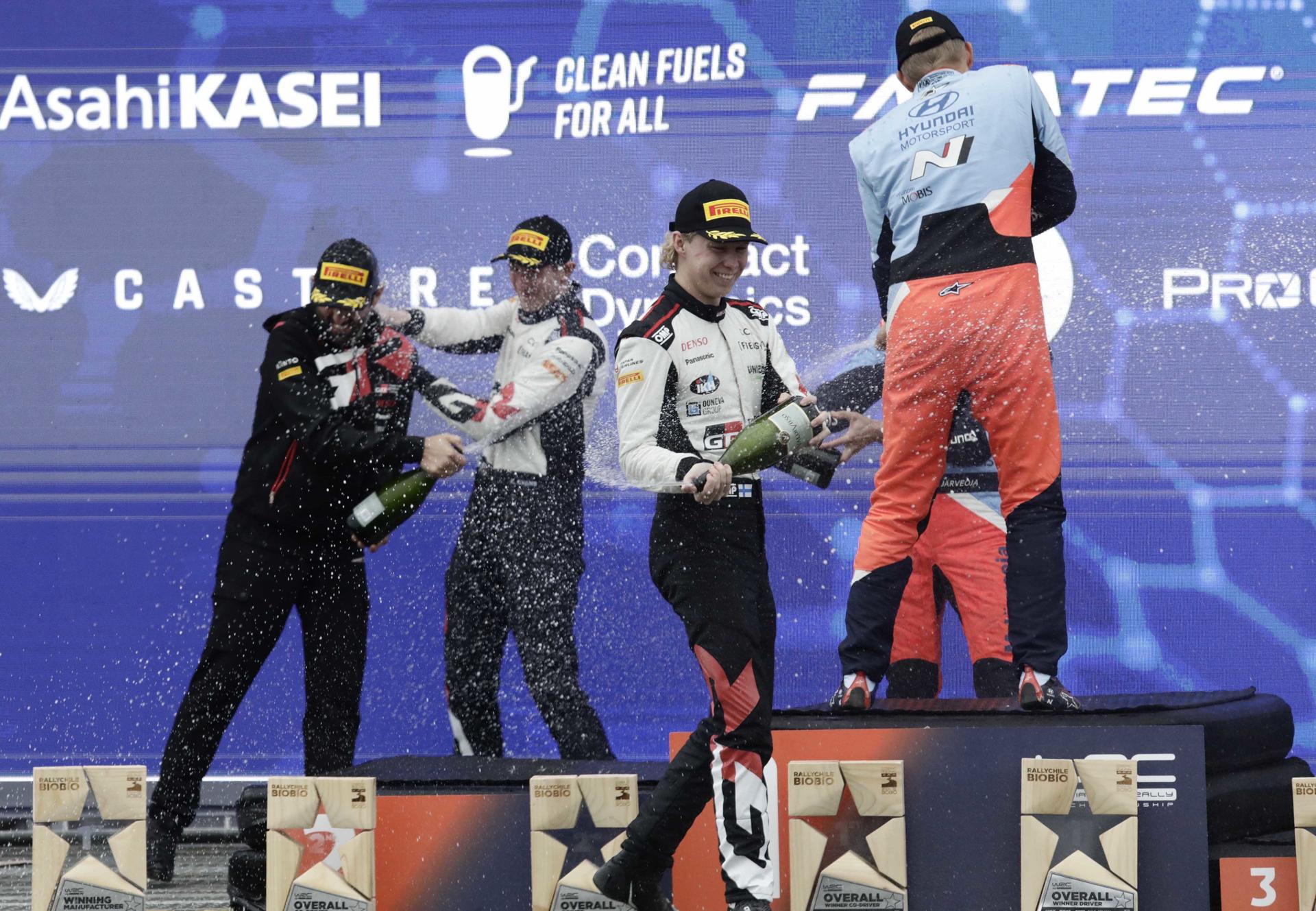 El finlandés Kalle Rovanperä celebra este domingo la conquista del Campeonato Mundial de Rally en la ciudad chilena de Concepción. EFE/ Juan González
