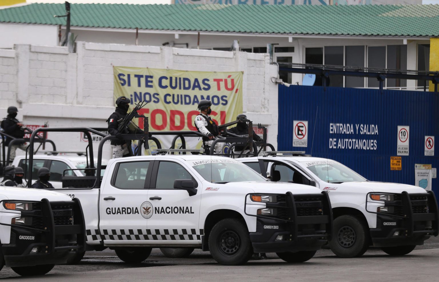 Imagen de archivo de integrantes de la Guardia Nacional que resguardan las instalaciones de una planta de gas el 4 de agosto de 2021 en la ciudad de Pachuca, en Hidalgo (México). EFE/David Martínez Pelcastre Archivo