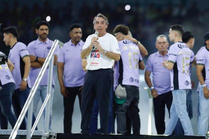 Imagen de archivo del propietario del club América, Emilio Azcárraga Jean, participa en el festejo por la obtención del bicampeonato del torneo Clausura 2024 de la Liga MX, en el Estadio Azteca, en Ciudad de México (México). EFE/ Sáshenka Gutiérrez