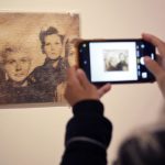 Una persona toma una foto a la obra 'Untitled (Klaus Barbie as a Family)' ('Klaus Barbie en familia'), un rompecabezas con impresión en bolsa de plástico del artista cubano estadounidense Félix González-Torres, durante la presentación de la exhibición 'Felix González-Torres: Always to return' este jueves, en la Galería Nacional de Retratos en el centro de Washington (EE. UU). EFE/Lenin Nolly