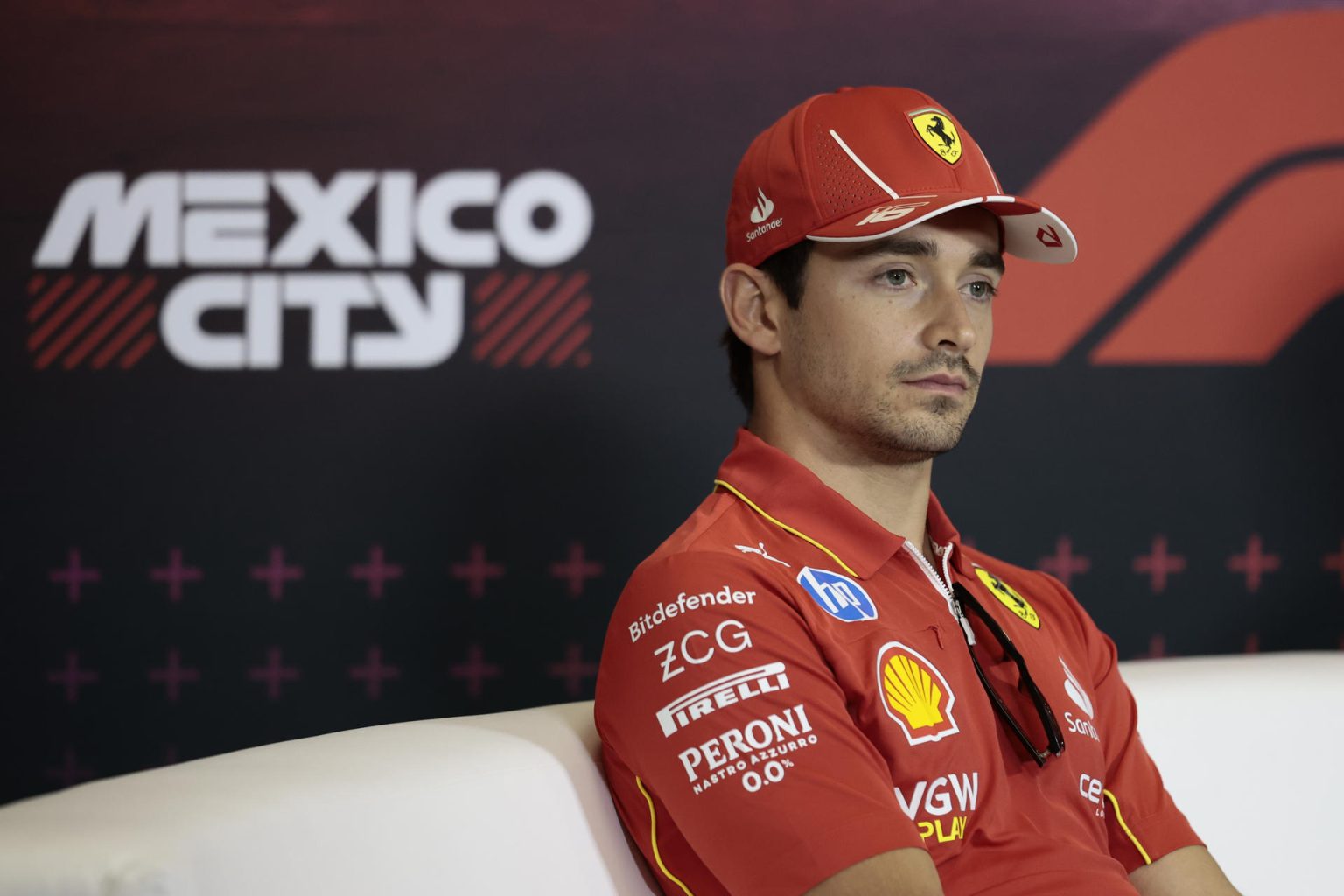 El piloto monegasco Charles Leclerc, del equipo Ferrari, habla durante una rueda de prensa en el Autódromo Hermanos Rodriguez de la Ciudad de México este jueves en el primer día de actividades del Gran Premio de la Fórmula 1 de la Ciudad de México (México). EFE/José Méndez