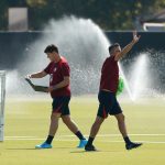 El seleccionador de Estados Unidos, Mauricio Pochettino (i), camina junto a su ayudante Nico Estevez durante un entrenamiento en el St. David's Performance Center en Austin (Texas). EFE/EPA/DUSTIN SAFRANEK