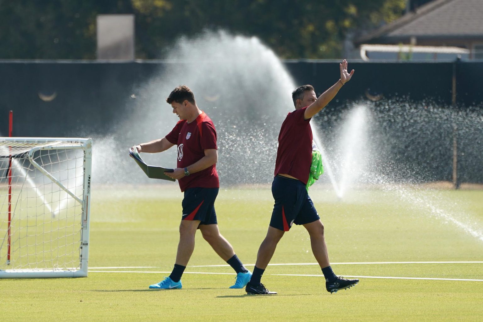 El seleccionador de Estados Unidos, Mauricio Pochettino (i), camina junto a su ayudante Nico Estevez durante un entrenamiento en el St. David's Performance Center en Austin (Texas). EFE/EPA/DUSTIN SAFRANEK