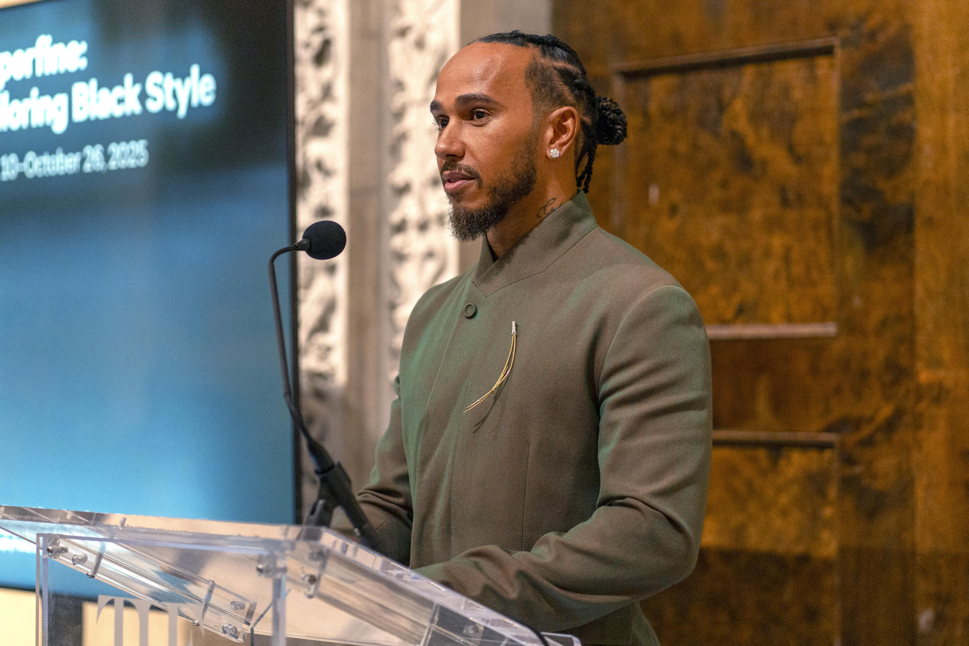 El piloto británico de Formula 1, Lewis Hamilton, habla durante una conferencia de prensa sobre la exposición 'Superfine: Tailoring Black Style' este miércoles en la sede del Museo Metropolitano (Met) de Nueva York (EE.UU.). EFE/Ángel Colmenares
