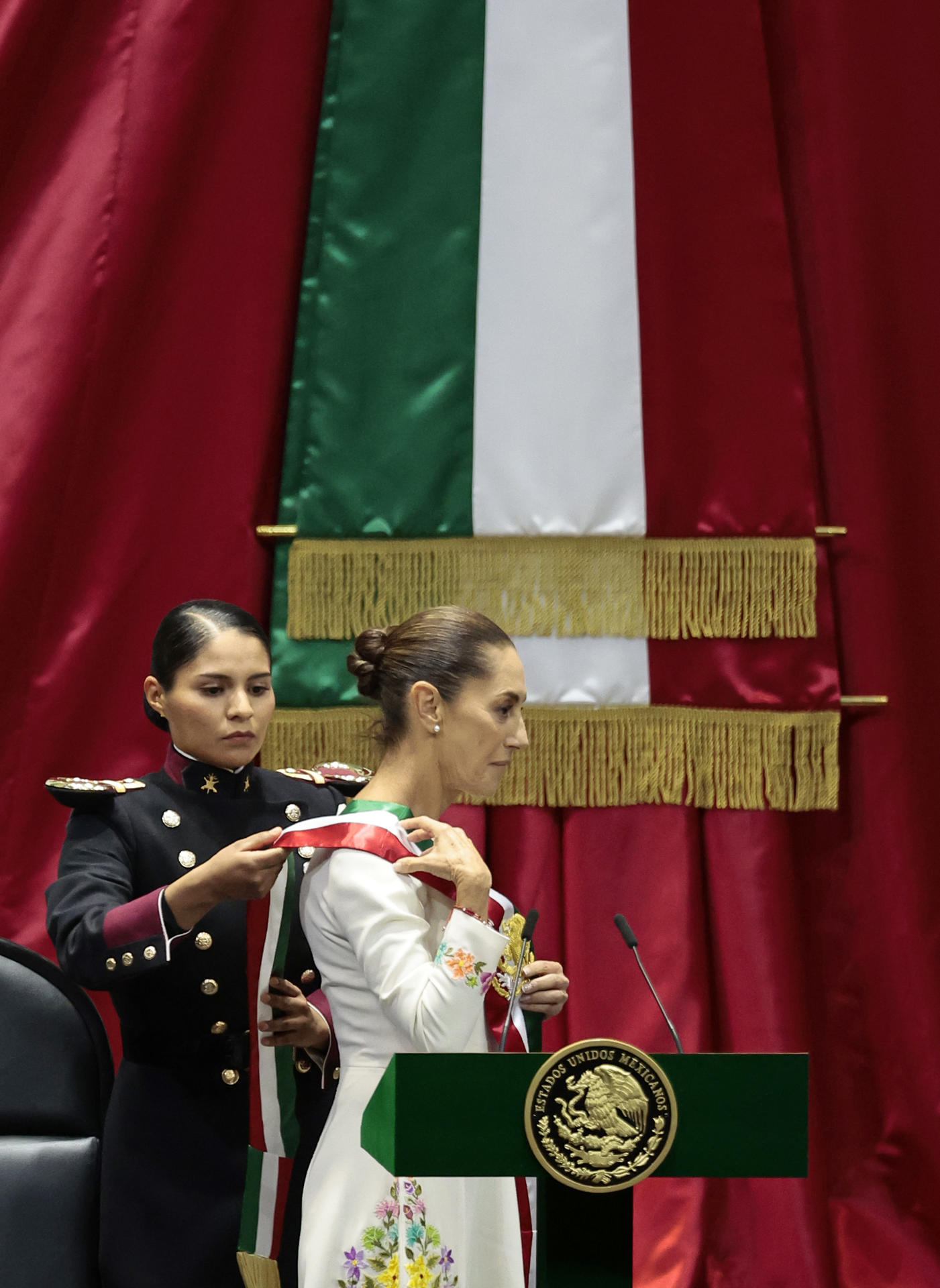 La presidenta de México Claudia Sheinbaum, recibe la banda presidencial en la Cámara de Diputados este martes en la Ciudad de México (México). EFE/José Méndez
