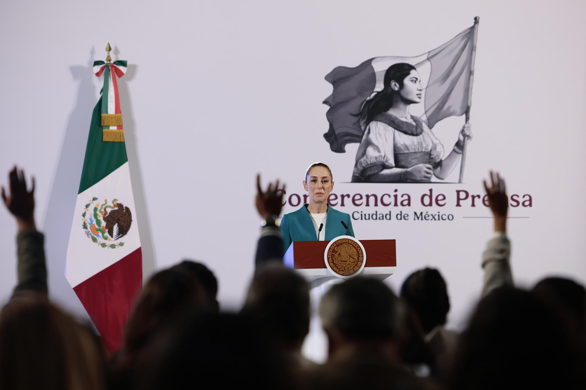 La presidenta de México Claudia Sheinbaum, habla durante su conferencia de prensa matutina este lunes, en el Palacio Nacional de la Ciudad de México (México). EFE/ José Méndez
