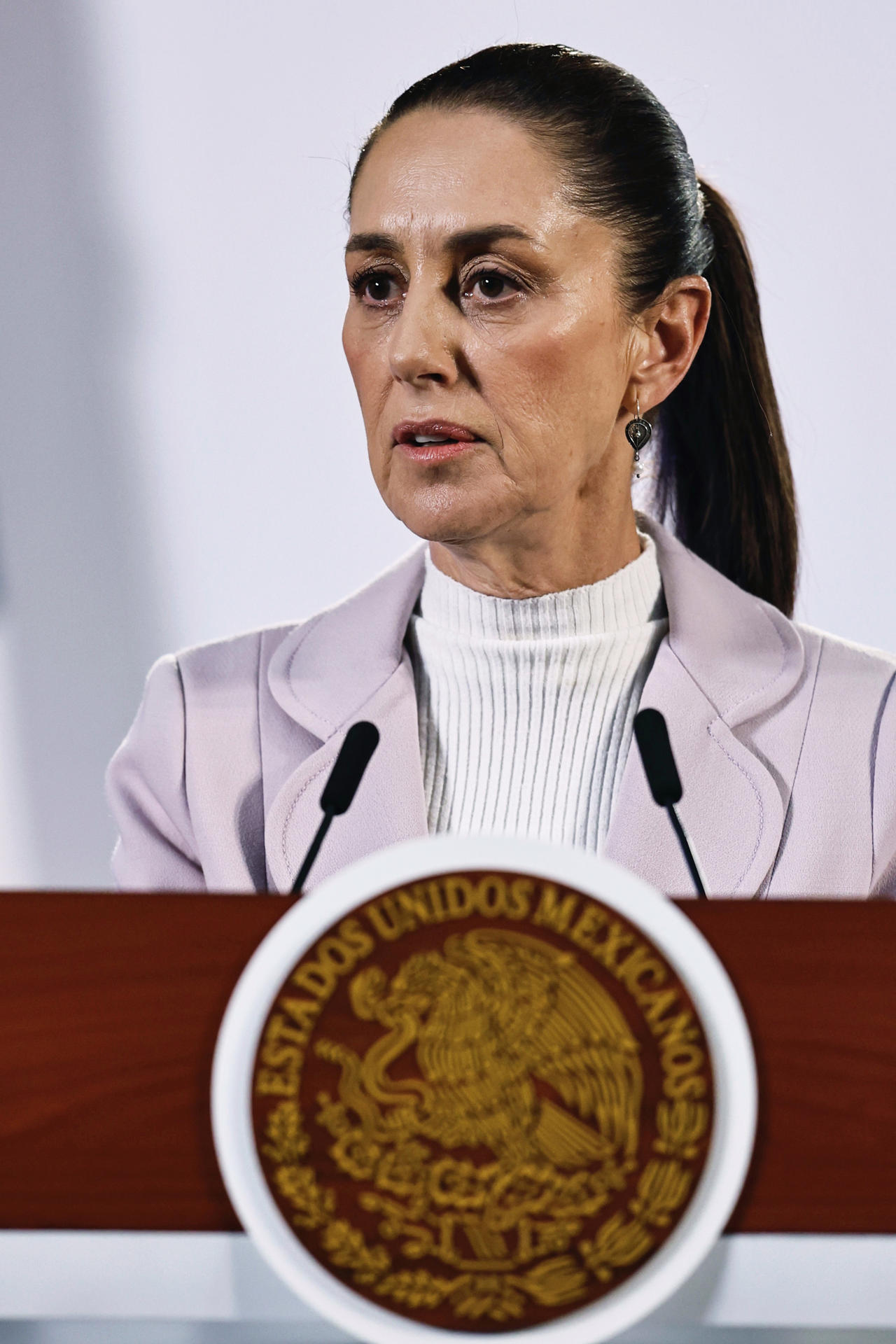 La presidenta de México Claudia Sheinbaum, habla este viernes durante su conferencia de prensa matutina en Palacio Nacional, en la Ciudad de México (México). EFE/ Sáshenka Gutiérrez
