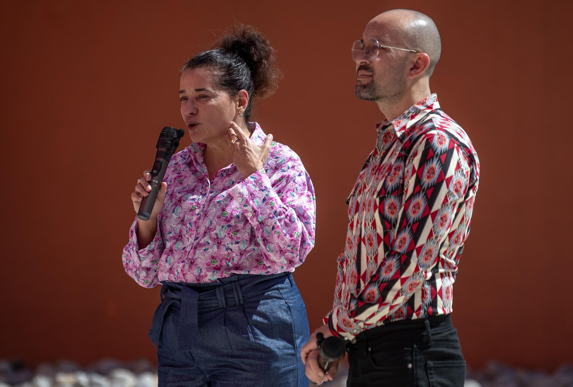 La directora del museo MARCO, Taiyana Pimentel (i), y el artista Isaac Olvera participan en la inauguración de las obras 'Aquí siempre es jueves' y “Tu imagen se borrara, pero no se la llevara el viento”, este miércoles en el Patio de las Esculturas del Museo de Arte contemporáneo de Monterrey (México). EFE/Miguel Sierra
