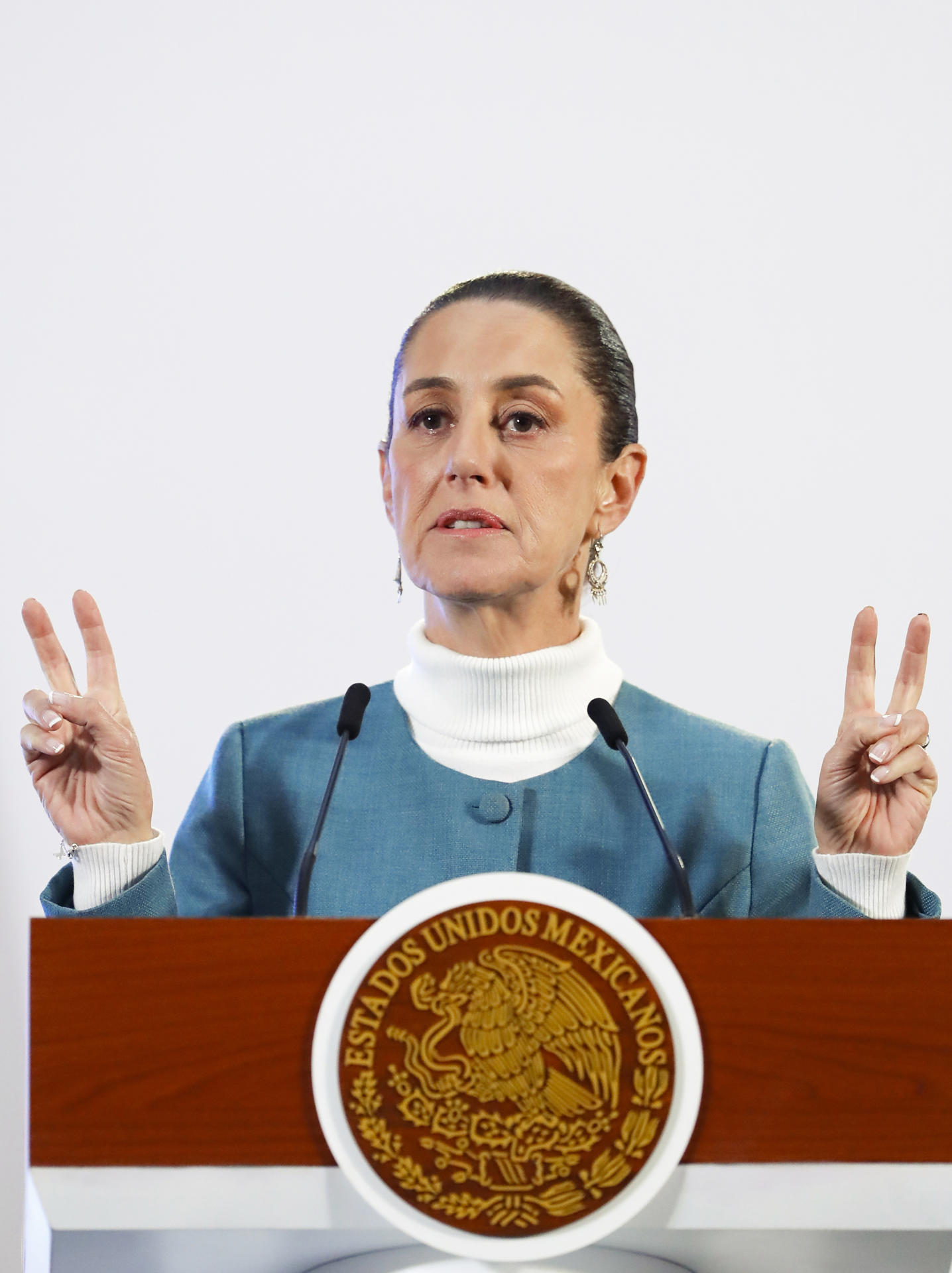 La presidenta de México, Claudia Sheinbaum, habla durante una rueda de prensa este miércoles, en el Palacio Nacional en la Ciudad de México (México). EFE/ Mario Guzmán