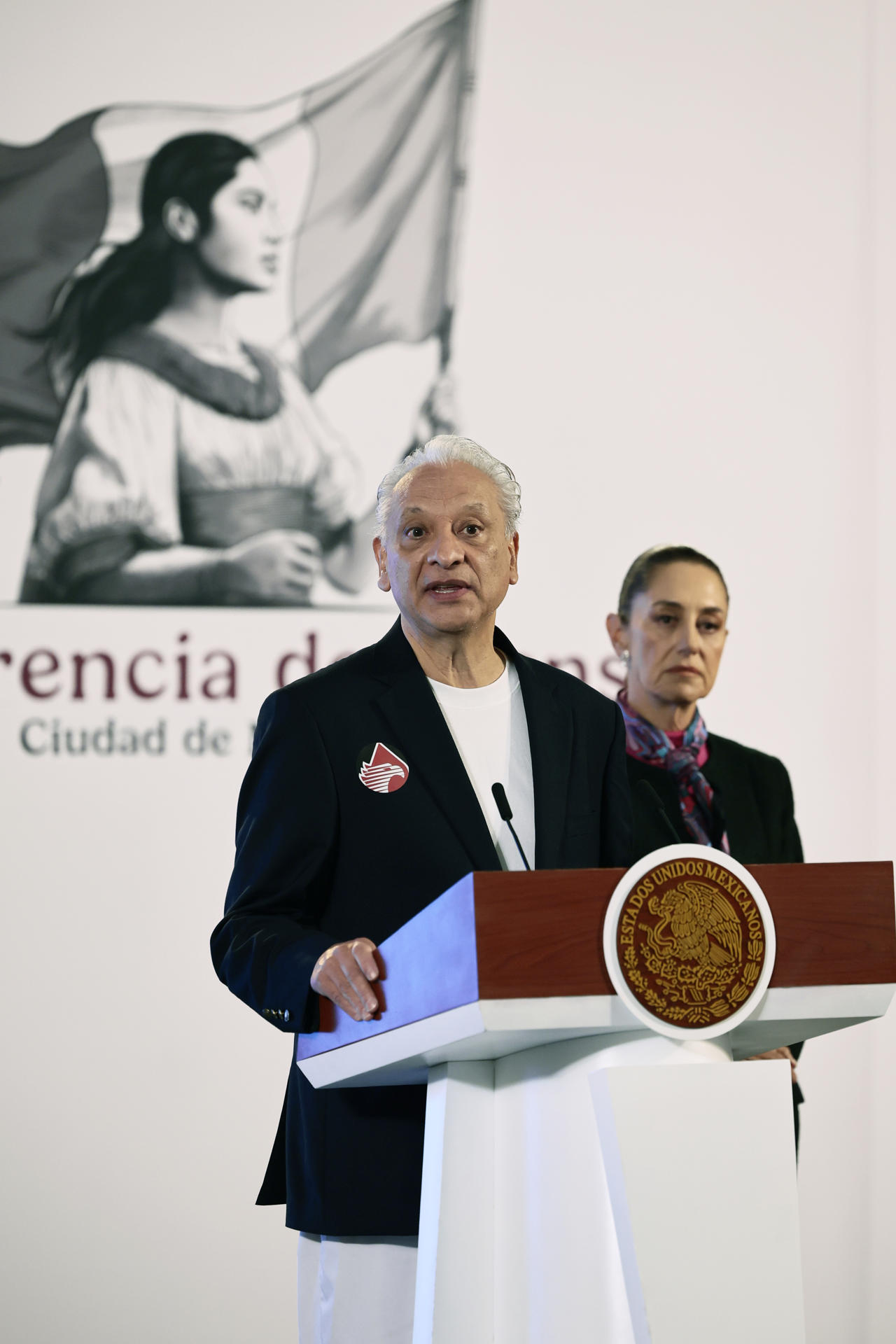 El director general de Petróleos Mexicanos, Víctor Rodríguez, participa este viernes durante la conferencia de prensa matutina de la presidenta de México, Claudia Sheinbaum, en Palacio Nacional de la Ciudad de México (México). EFE/ José Méndez
