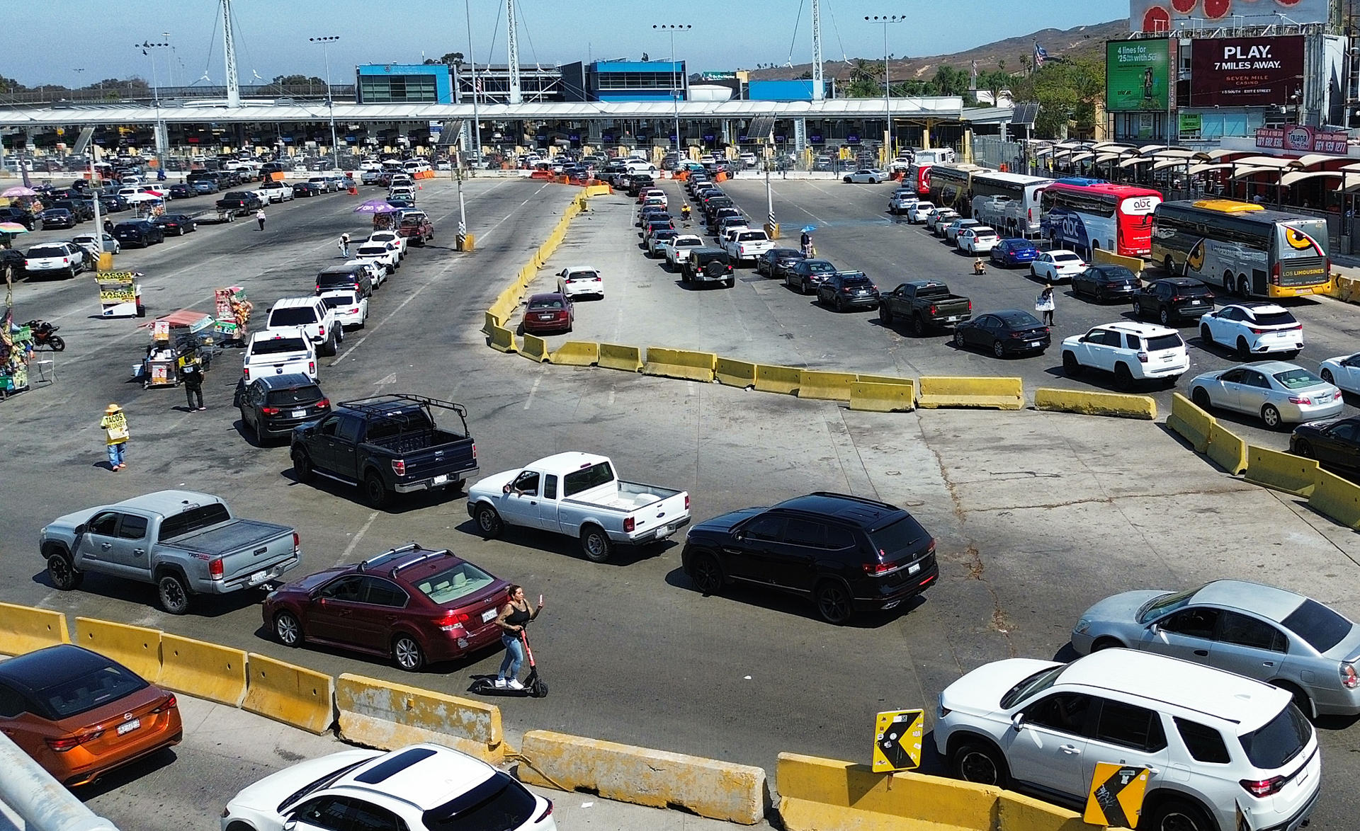 Vehículos hacen fila para cruzar la frontera hacia Estados Unidos por la garita de San Isidro, este jueves, en la ciudad de Tijuana, estado de Baja California (México). EFE/ Joebeth Terríquez
