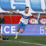 Fernando Zampedri (c) de Universidad Católica festeja su gol ante la Universidad de Chile durante un partido del Campeonato Nacional chileno de fútbol, en el estadio Santa Laura, en Santiago (Chile). EFE/ Elvis González