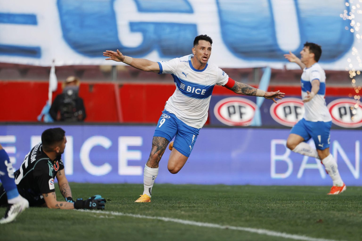 Fernando Zampedri (c) de Universidad Católica festeja su gol ante la Universidad de Chile durante un partido del Campeonato Nacional chileno de fútbol, en el estadio Santa Laura, en Santiago (Chile). EFE/ Elvis González