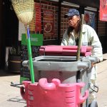 Fotografía de archivo que muestra a una mujer trabajadora de limpieza, laborando en calles de Ciudad de México (México). EFE/José Pazos