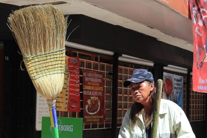 Fotografía de archivo que muestra a una mujer trabajadora de limpieza, laborando en calles de Ciudad de México (México). EFE/José Pazos