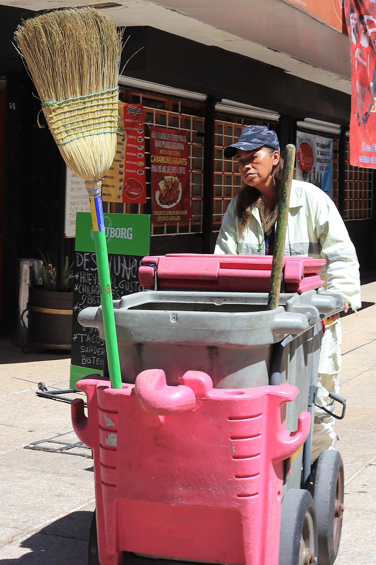 Fotografía de archivo que muestra a una mujer trabajadora de limpieza, laborando en calles de Ciudad de México (México). EFE/José Pazos