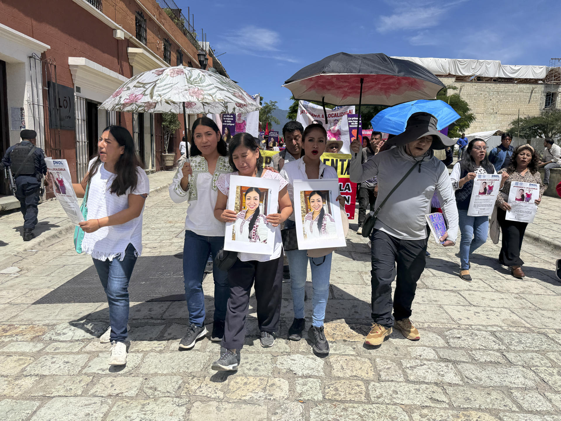 Familiares y amigos de la defensora de derechos humanos, Sandra Estefana Domínguez Martínez, desaparecida el 4 de octubre, se manifestaron para exigir su aparición con vida, este viernes en la ciudad de Oaxaca (México). EFE/Jesús Méndez
