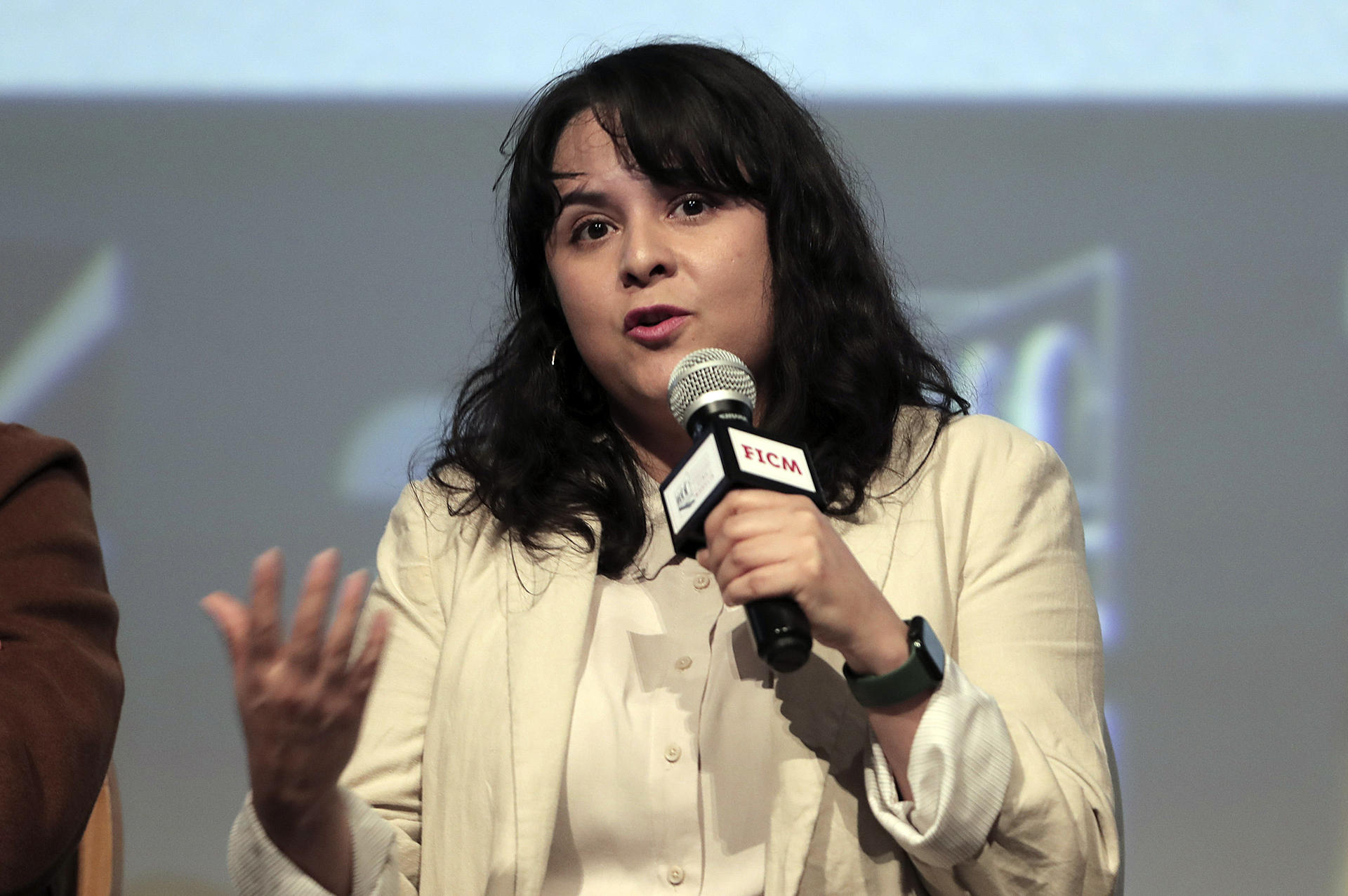 La cineasta mexicana Astrid Rondero, habla durante una rueda de prensa este sábado, en el Festival Internacional de Cine de Morelia (FICM), en el estado de Michoacán (México). EFE/ Iván Villanueva
