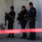 Policías estatales resguardan el área donde se cometió un crimen este lunes en Ciudad Juárez (México). EFE/ Luis Torres.