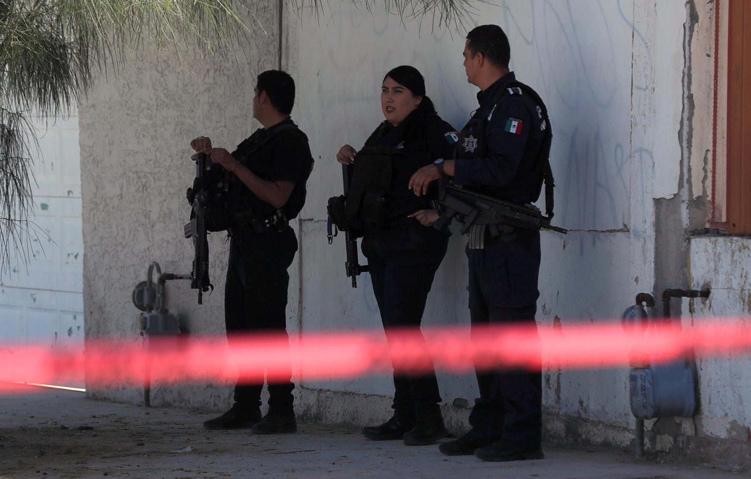 Policías estatales resguardan el área donde se cometió un crimen este lunes en Ciudad Juárez (México). EFE/ Luis Torres.