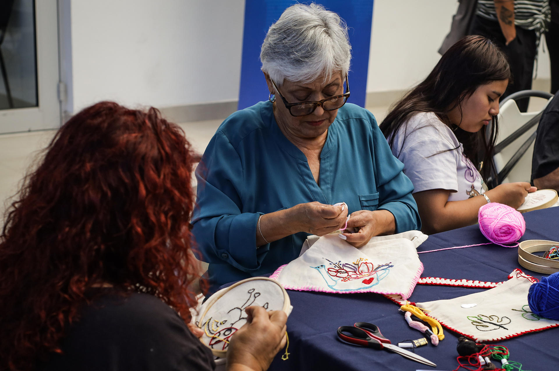 Integrantes de la organización civil Centro 32 participan con migrantes en talleres de costura este viernes en la ciudad de Tijuana, Baja California (México). EFE/Joebeth Terríquez
