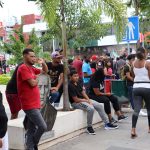 Migrantes permanecen en las principales plazas del municipio de Tapachula, este domingo, en el estado de Chiapas (México). EFE/Juan Manuel Blanco