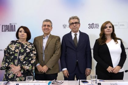 De izquierda a derecha, la directora general y presidenta en funciones de la FIL Guadalajara, Marisol Schulz Manaut; el vicerrector ejecutivo de la UdG, Héctor Raúl Solís Gadea; el secretario de Estado de Cultura de España, Jordi Martí Grau y la coordinadora ejecutiva de FIL Pensamiento, Karla Planter Pérez posan durante una conferencia este martes, en el Museo de las Artes (MUSA) en Guadalajara (México). EFE/ Francisco Guasco