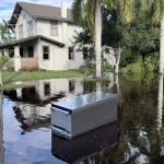 Una nevera flota sobre el agua en una calle inundada este jueves después del paso del huracán Milton en Fort Myers, Florida (EE.UU.). EFE/Octavio Guzmán