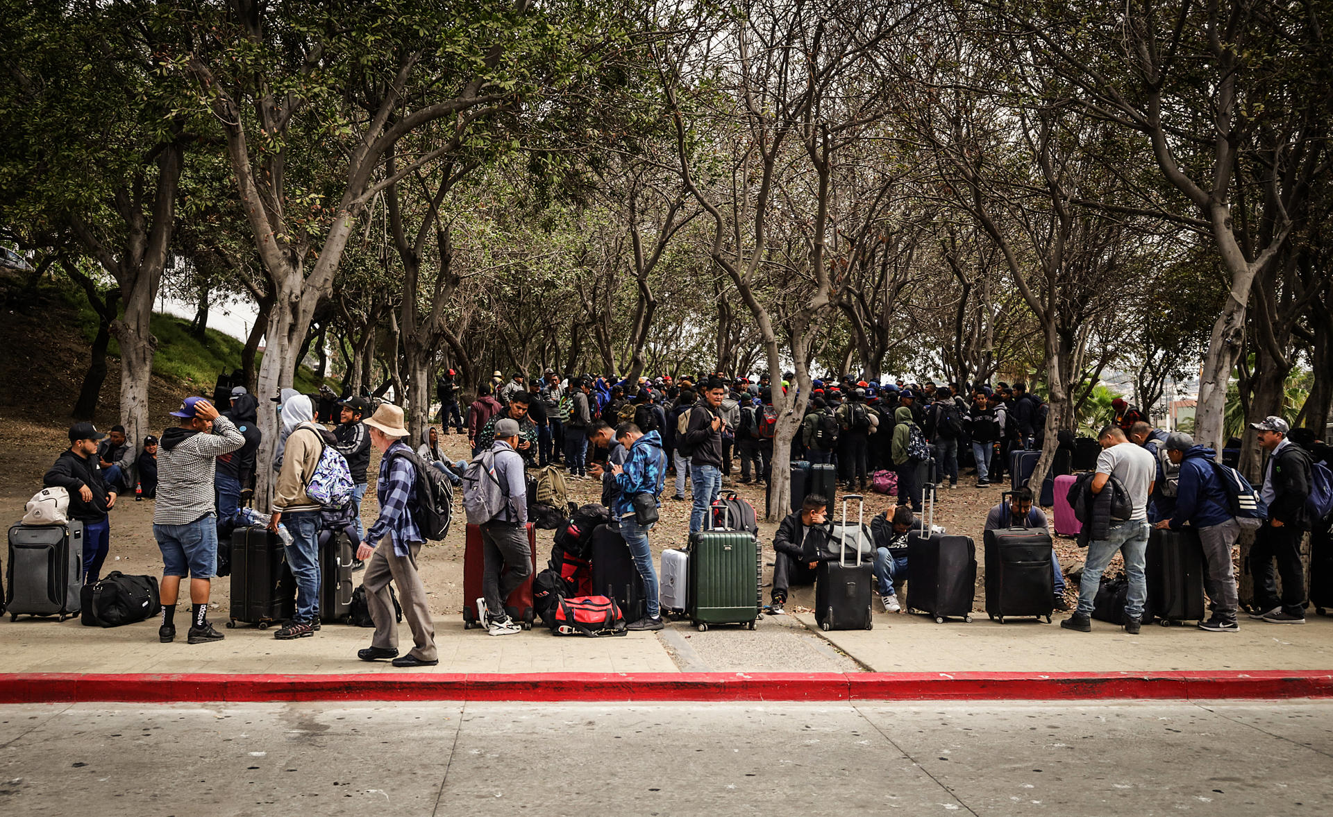 Jornaleros se reúnen para trasladarse y trabajar en campos agrícolas de California, el 8 de octubre de 2024,  en la ciudad de Tijuana (México). EFE/Joebeth Terríquez
