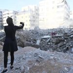 Una mujer toma una foto de un edificio destruido en el barrio de Haret Hreik, en los suburbios del sur de Beirut, tras los ataques militares israelíes sobre Beirut. EFE/ WAEL HAMZEH