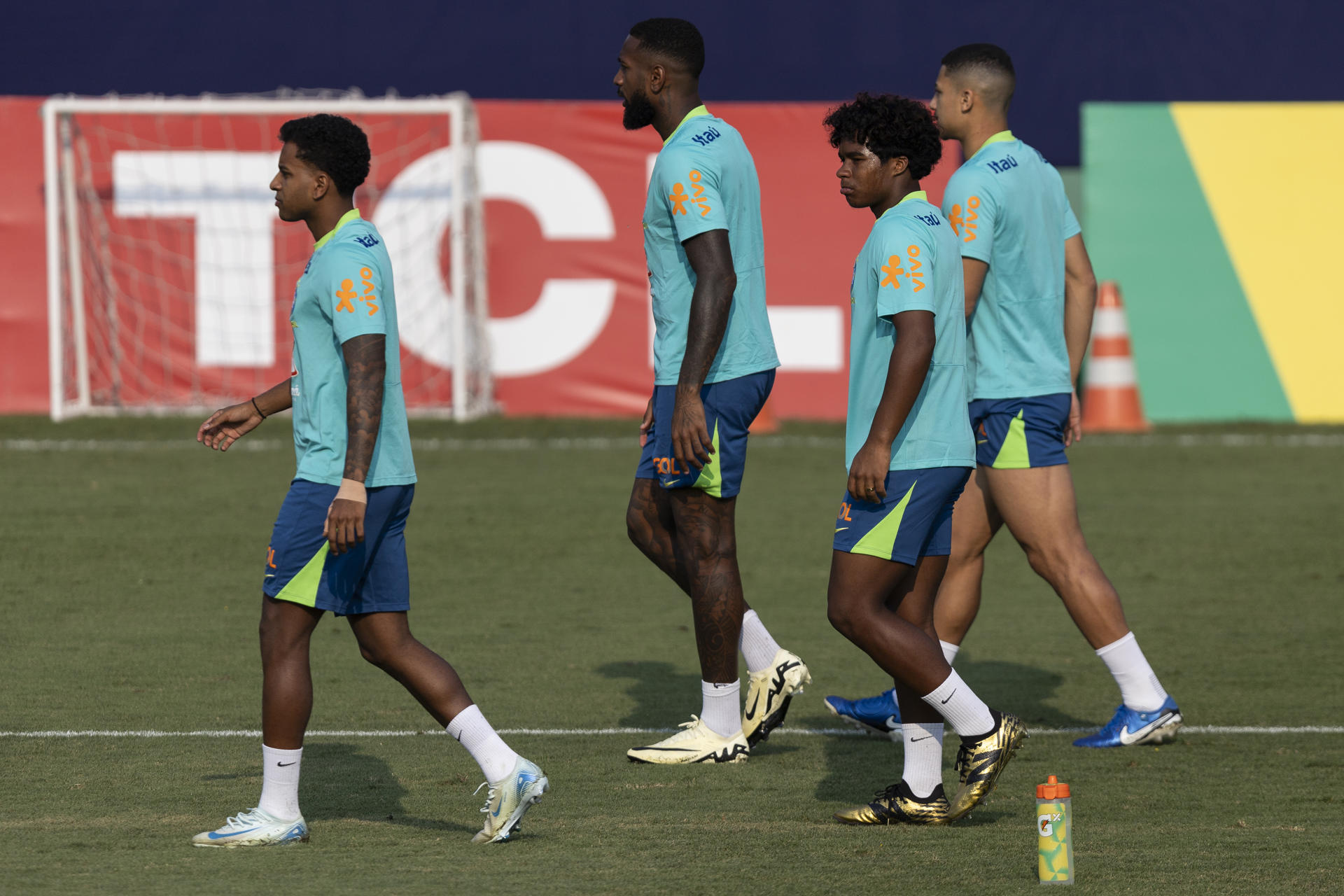 Jugadores de la selección brasileña de fútbol se entrenan este martes en la sede el club Palmeiras, en Sao Paulo, para visitar a la de Chile en la novena jornada de las eliminatorias del Mundial de 2026. EFE/ Isaac Fontana
