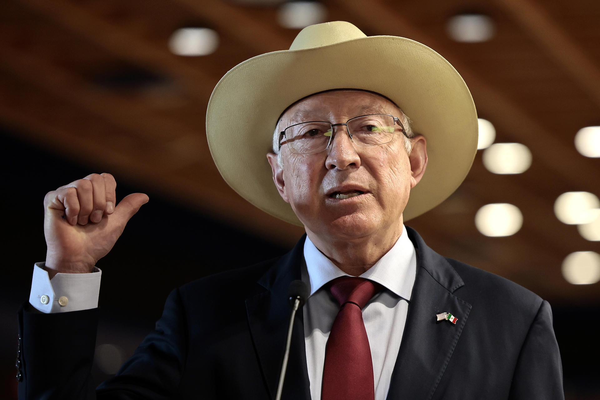 El embajador de Estados Unidos en México, Ken Salazar, habla durante una conferencia de prensa este martes, en la Ciudad de México (México). EFE/José Méndez
