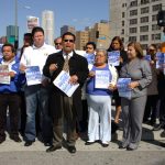 Imagen de archivo de Juan José Gutiérrez (c., de negro), junto a dirigentes de organizaciones defensoras de los derechos de los inmigrantes pertenecientes a la Coalición por los Derechos Plenos de los Inmigrantes, en Los Ángeles (California). EFE/Iván Mejía