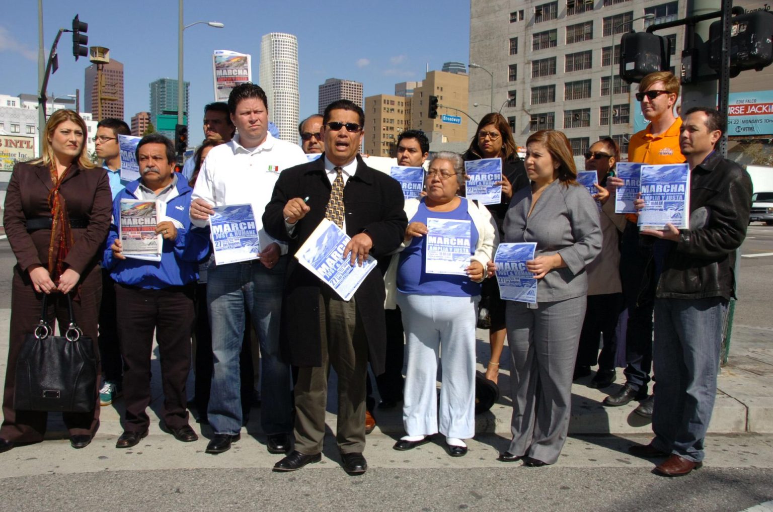 Imagen de archivo de Juan José Gutiérrez (c., de negro), junto a dirigentes de organizaciones defensoras de los derechos de los inmigrantes pertenecientes a la Coalición por los Derechos Plenos de los Inmigrantes, en Los Ángeles (California). EFE/Iván Mejía