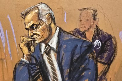 Reproducción fotográfica de un dibujo realizado por la artista Jane Rosenberg donde aparece el exsecretario de Seguridad Pública mexicano, Genaro García Luna (i), durante el juicio realizado en el Tribunal Federal de Brooklyn en Nueva York (EE. UU). Imagen de archivo. EFE/Jane Rosenberg