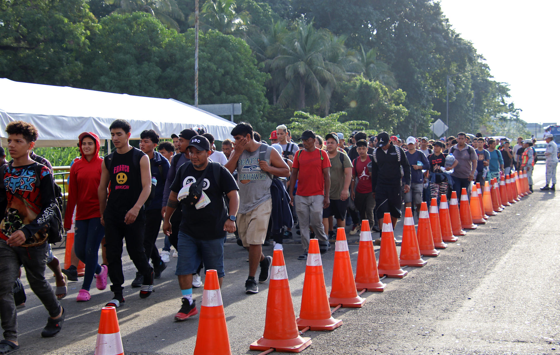 Migrantes salen en caravana este sábado de la ciudad de Tapachula, en el estado de Chiapas (México). EFE/Juan Manuel Blanco
