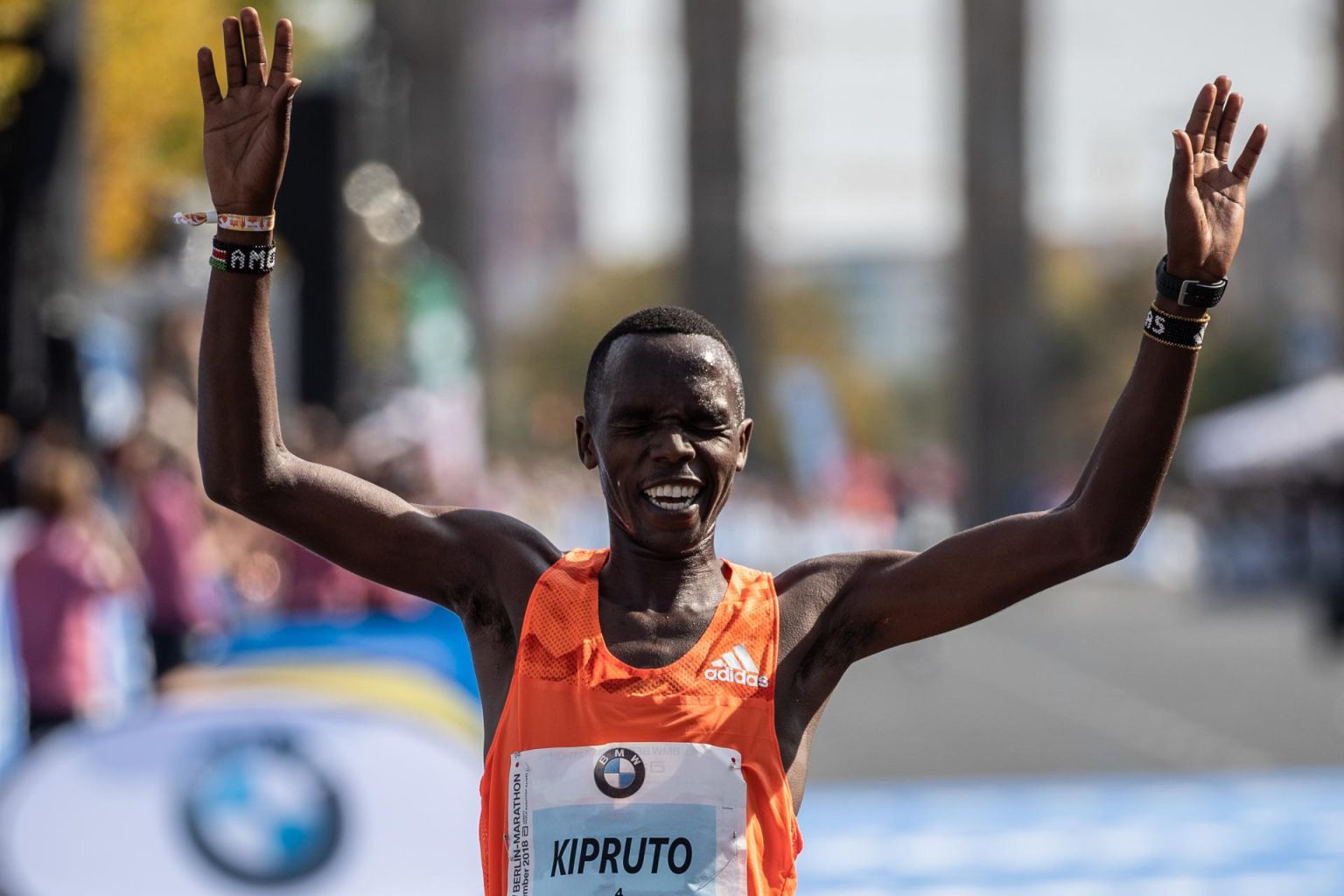 Fotografía de archivo del fondista keniano Amos Kipruto, uno de los candidatos al triunfo, este domingo, en el Maratón de Chicago. EFE/EPA/HAYOUNG JEON