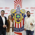 El director para las Américas de GGTech Entertainment, Juan Diego García (i), junto a la gerente de ventas espectáculos del club deportivo Chivas, Ana Cristina Jaime (c), y el gerente de planeación estratégica comercial e innovación de Chivas, Santiago Montes (d), posan al finalizar una rueda de prensa este jueves, en la Ciudad de Guadalajara, en Jalisco (México). EFE/ Francisco Guasco