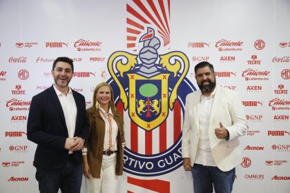 El director para las Américas de GGTech Entertainment, Juan Diego García (i), junto a la gerente de ventas espectáculos del club deportivo Chivas, Ana Cristina Jaime (c), y el gerente de planeación estratégica comercial e innovación de Chivas, Santiago Montes (d), posan al finalizar una rueda de prensa este jueves, en la Ciudad de Guadalajara, en Jalisco (México). EFE/ Francisco Guasco