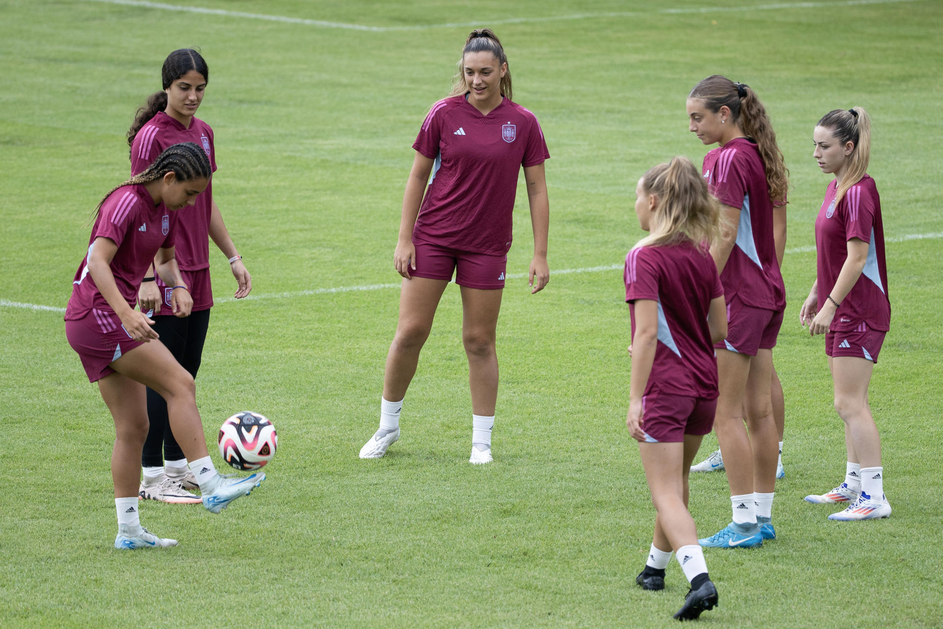 Jugadoras de la selección española femenina sub-17 participan en un entrenamiento en el Parque del Este en Santo Domingo (República Dominicana). EFE/ Orlando Barría
