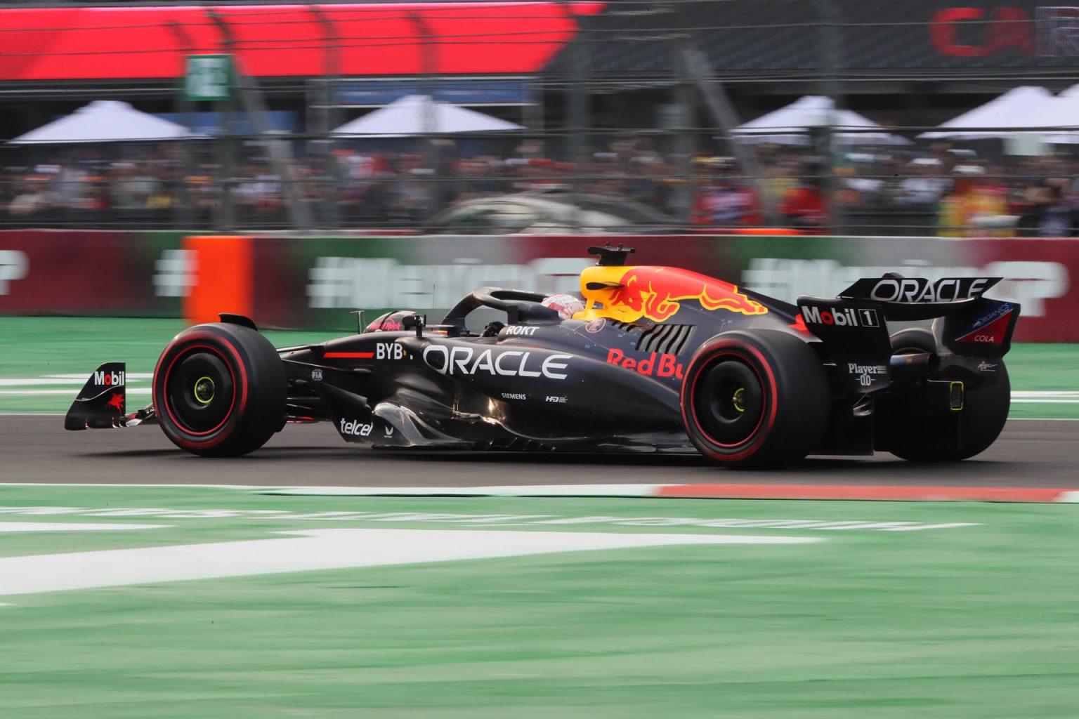 El neerlandés Max Verstappen de Red Bull compite en la clasificación del Gran Premio de México este sábado, en el Autódromo de los Hermanos Rodríguez en Ciudad de México (México). EFE/ Mario Guzmán