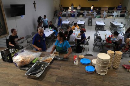 Migrantes venezolanos reciben alimentos este martes, en el comedor de la diócesis en Ciudad Juárez (México). EFE/ Luis Torres