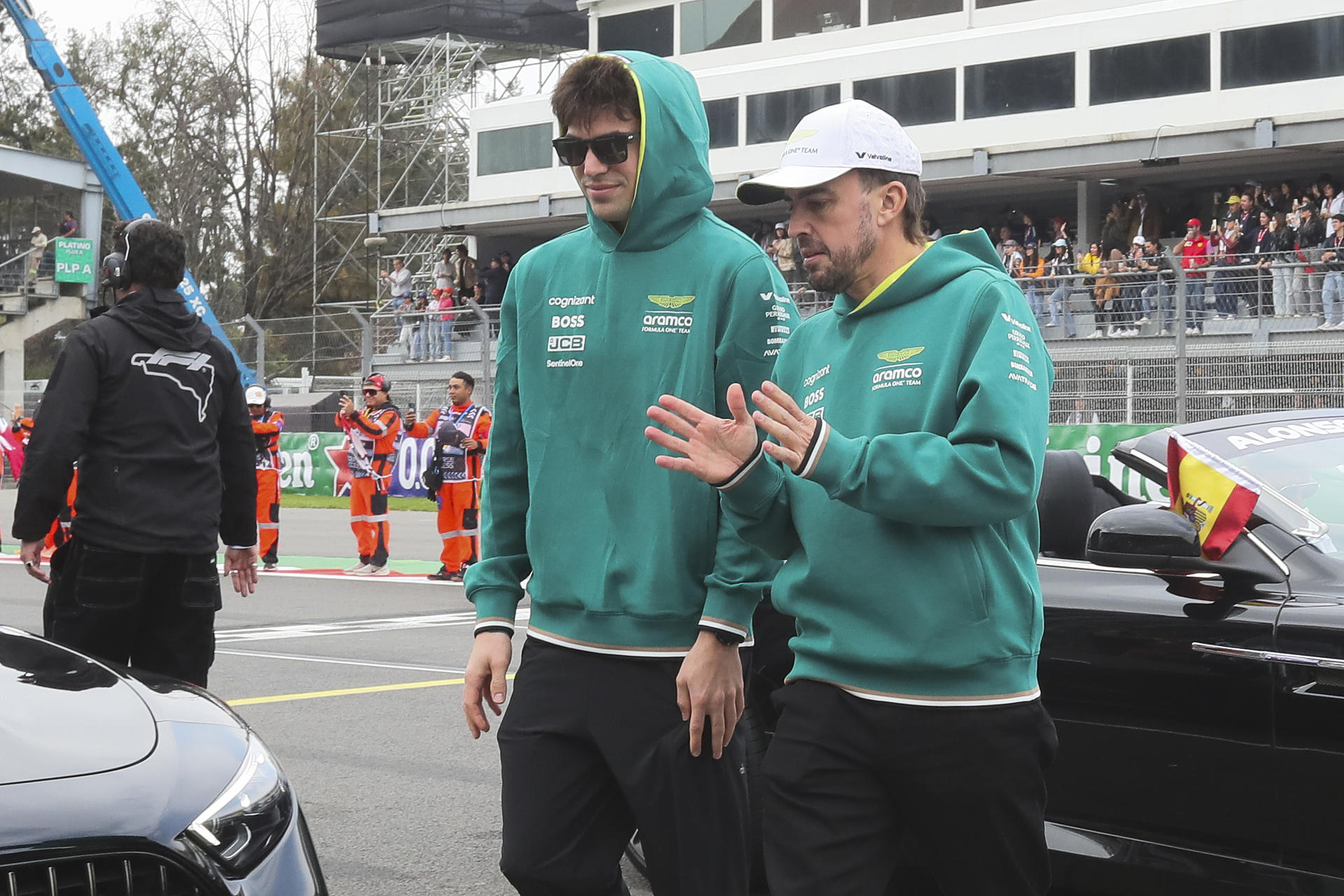 El español Fernando Alonso (d) y el canadiense Lance Stroll de Aston Martin hablan antes de la carrera del Gran Premio de México de la Fórmula 1 este domingo, en el Autódromo de los Hermanos Rodríguez en Ciudad de México (México). EFE/ Mario Guzmán
