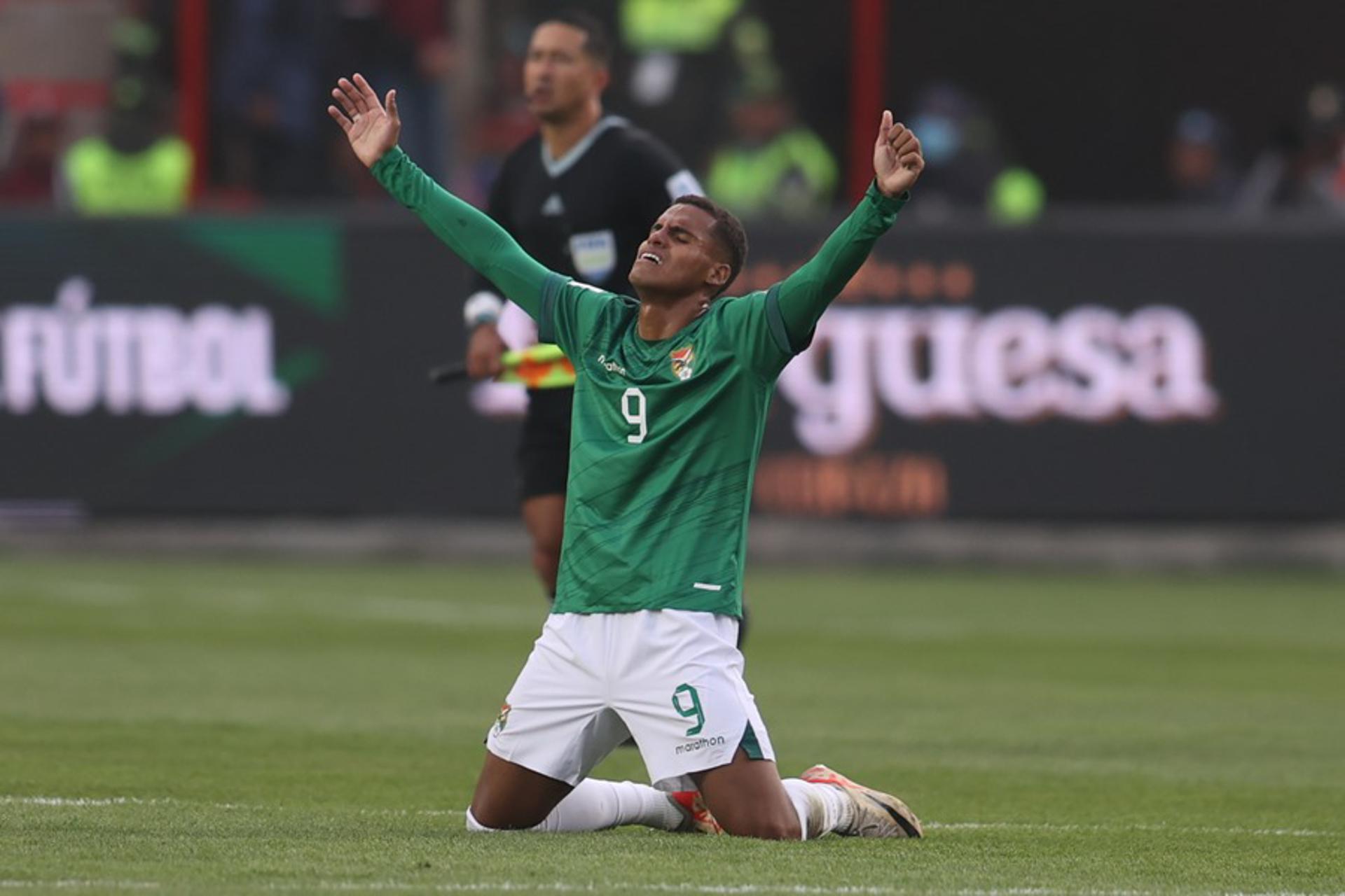 Fotografía de archivo tomada el pasado 5 de septiembre en la que se registró al boliviano Enzo Monteiro al celebrar la victoria de su selección por 4-0 sobre Venezuela, al final de un partido de la fecha 7 de las eliminatorias sudamericanas al Mundial FIFA de 2026, en el estadio Municipal de El Alto (Bolivia). EFE/Luis Gandarillas
