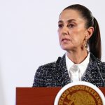 La presidenta de México, Claudia Sheinbaum, habla durante su conferencia de prensa matutina este lunes en Palacio Nacional de la Ciudad de México (México). EFE/Mario Guzmán