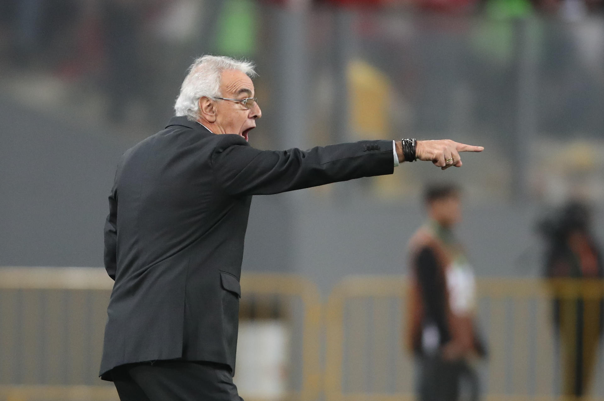 . LIMA (PERÚ), 11/10/2024.- El entrenador de Perú Jorge Fossati reacciona este viernes, en un partido de las eliminatorias sudamericanas para el Mundial de 2026 entre Perú y Uruguay en el estadio Nacional de Perú en Lima (Perú). EFE/ Paolo Aguilar
