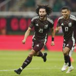 César Huerta (i) de México celebra un gol ante Estados Unidos, este martes durante un partido amistoso en el Estadio Akron, en Guadalajara (México). EFE/ Francisco Guasco