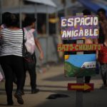 Fotografía de un cartel en una estación migratoria para migrantes que cruzan la selva del Darién con rumbo a los Estados Unidos en Lajas Blancas (Panamá). Archivo. EFE/ Bienvenido Velasco