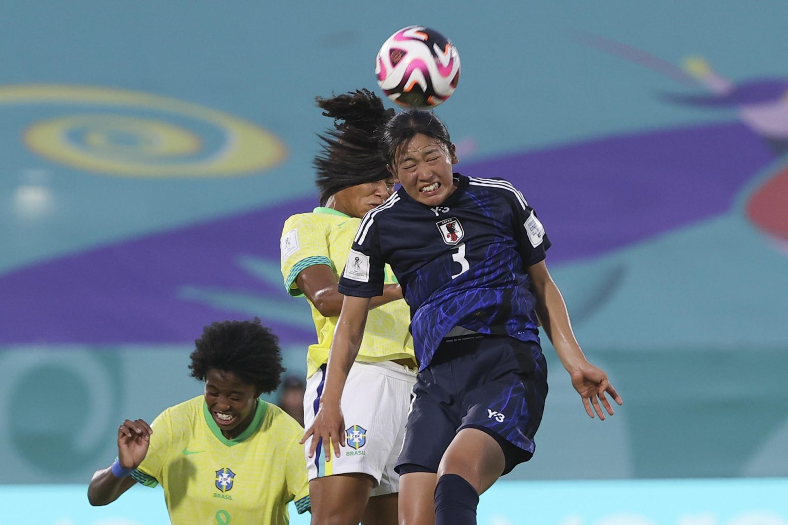 Yuka Makiguchi, de Japón, salta por el balón en el partido del grupo D del Mundial Femenino sub-17 ante Brasil en el estadio de Olímpico Félix Sánchez en Santo Domingo (República Dominicana). EFE/ Orlando Barría