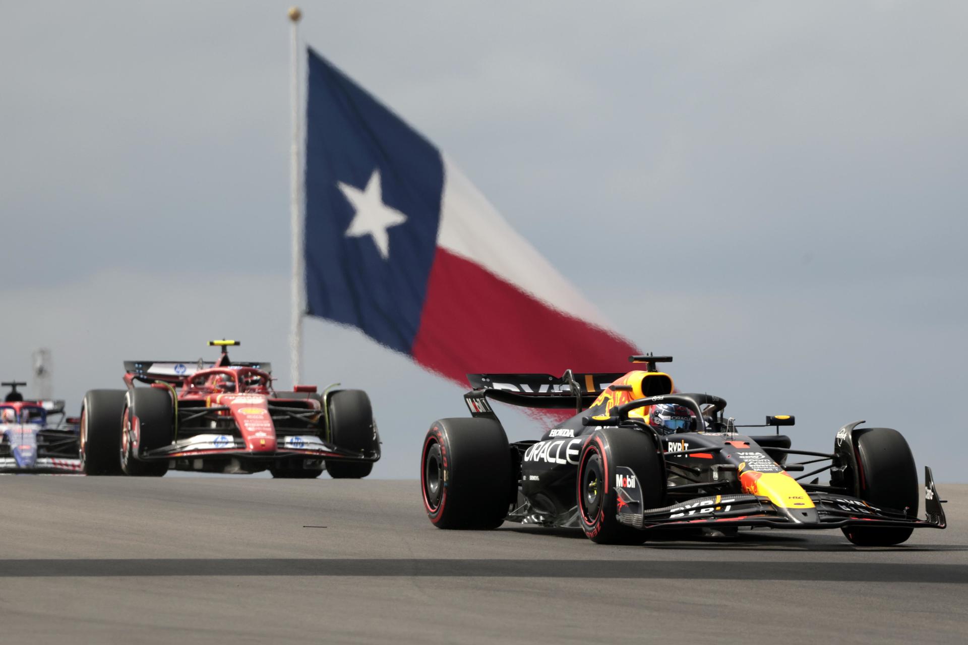 El piloto neerlandés de Red Bull, Max Verstappen (adelante), debió conformarse este viernes con el tercer puesto en la única sesión de entrenamientos libres en Austin para el Gran Premio de Fórmula Uno de Estados Unidos que dominó el español Carlos Sainz (Ferrari). EFE/EPA/JOHN MABANGLO
